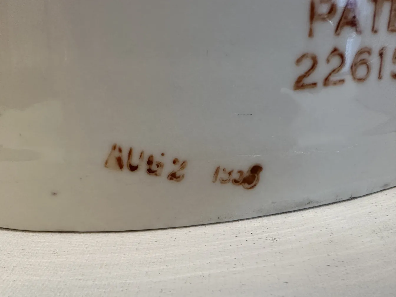Mãos 11 1/2 de cerâmica antiguas em fundo neutro