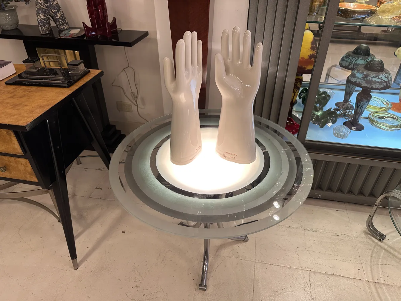 Mani 11 1/2 di ceramica antiche su sfondo neutro