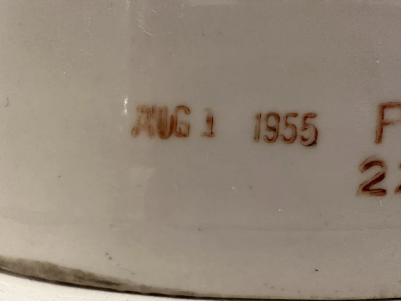 Mani 11 1/2 di ceramica antiche su sfondo neutro