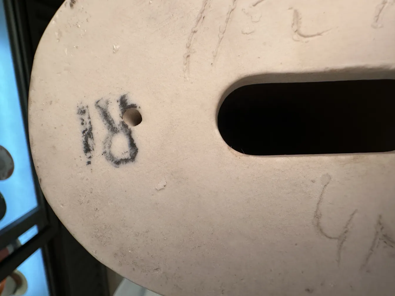Mani 11 1/2 di ceramica antiche su sfondo neutro
