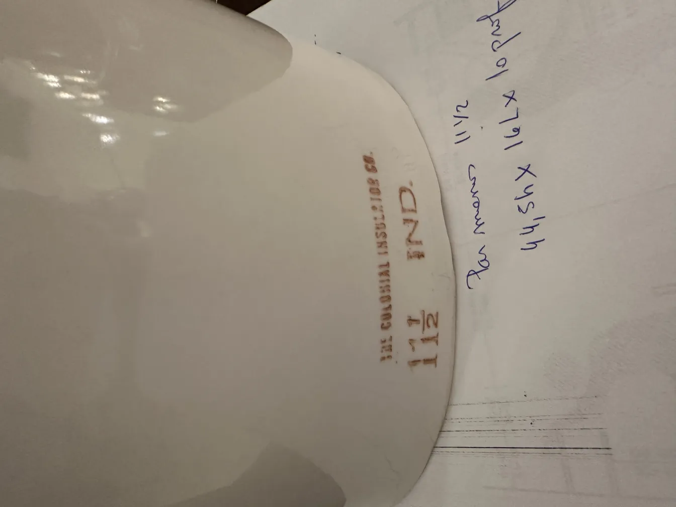 Mani 11 1/2 di ceramica antiche su sfondo neutro