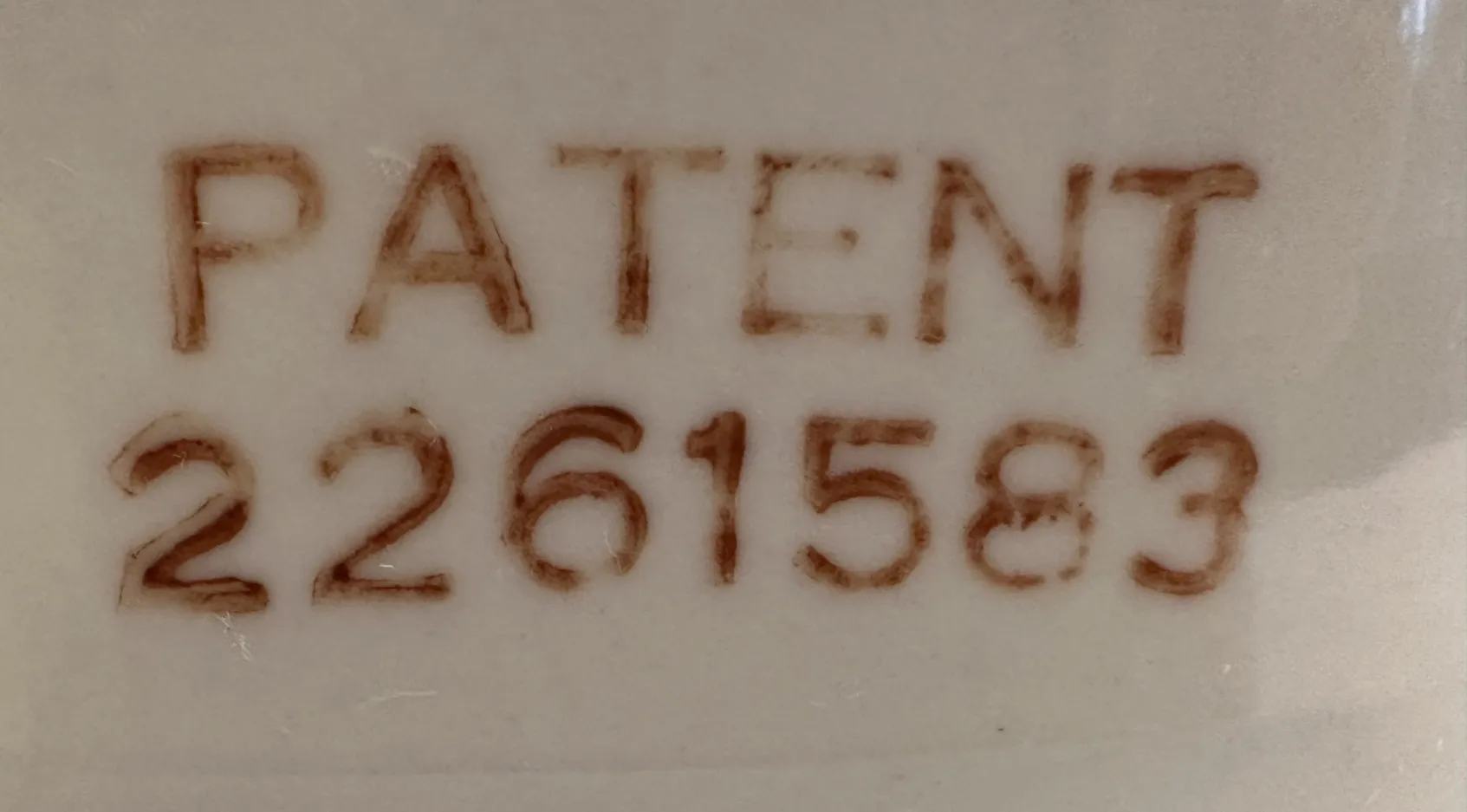 Mani 11 1/2 di ceramica antiche su sfondo neutro