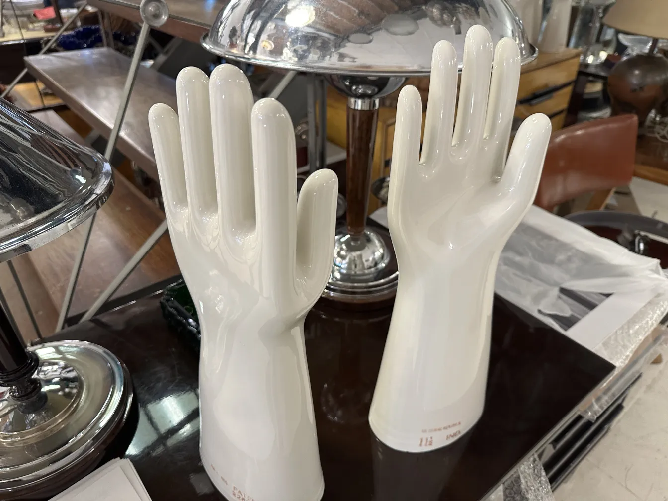 Mani 11 1/2 di ceramica antiche su sfondo neutro