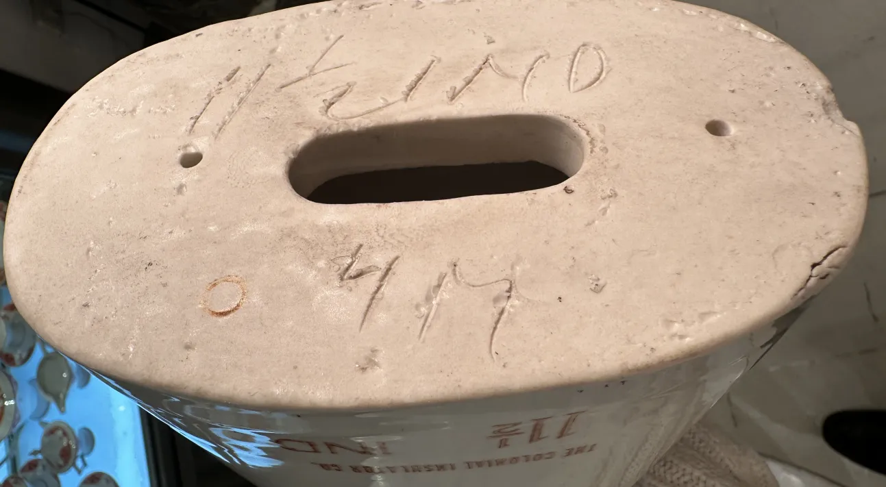mãos de cerâmica em pose natural, detalhes finos, antiguidade