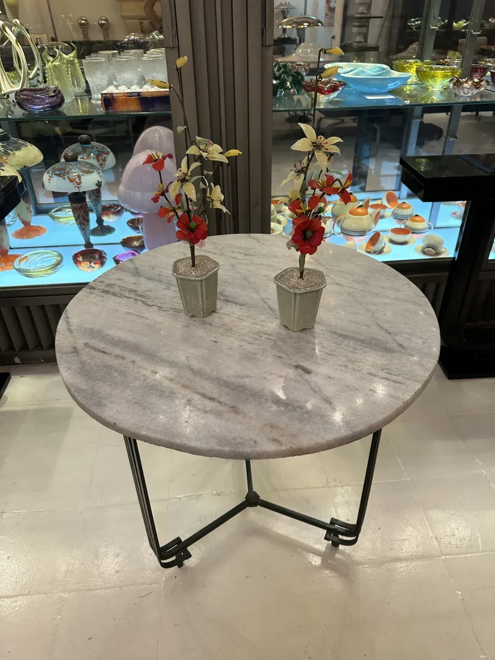 Bonsai ancien avec décoration florale dans de petits pots.