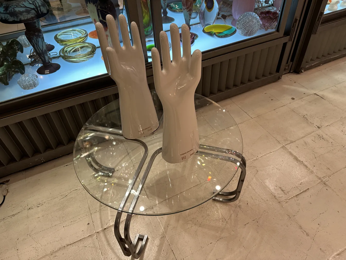 mains en céramique en pose naturelle, détails fins, antiquité