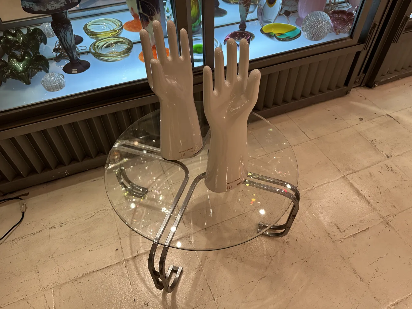 mains en céramique en pose naturelle, détails fins, antiquité