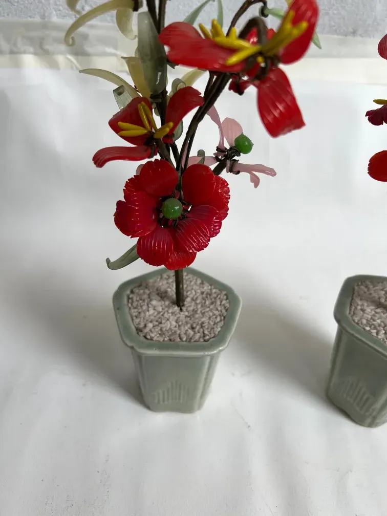 古董盆景，红花和装饰性花盆