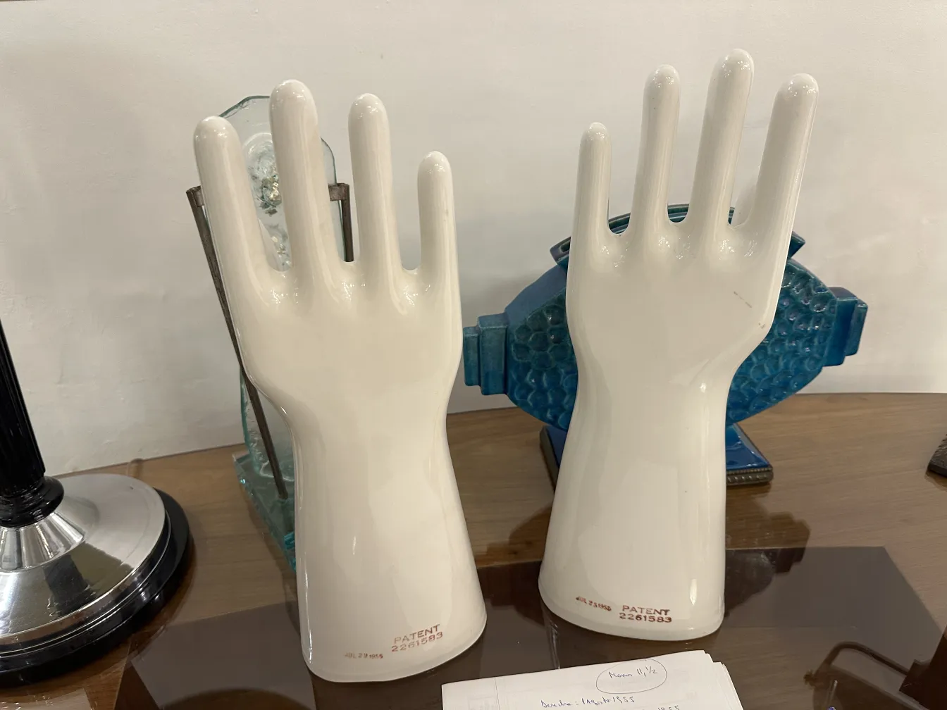 mains en céramique en pose naturelle, détails fins, antiquité