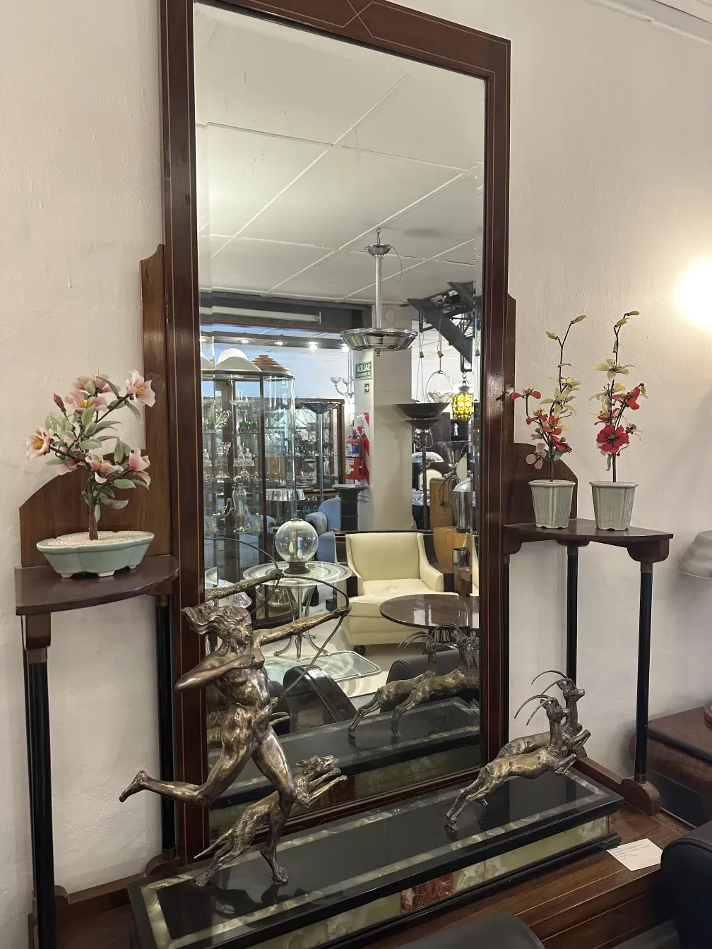 Bonsai antigo decorativo com flores em um ambiente elegante