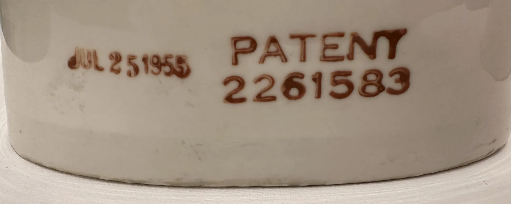 يدين خزف قديمتين بلون فاتح