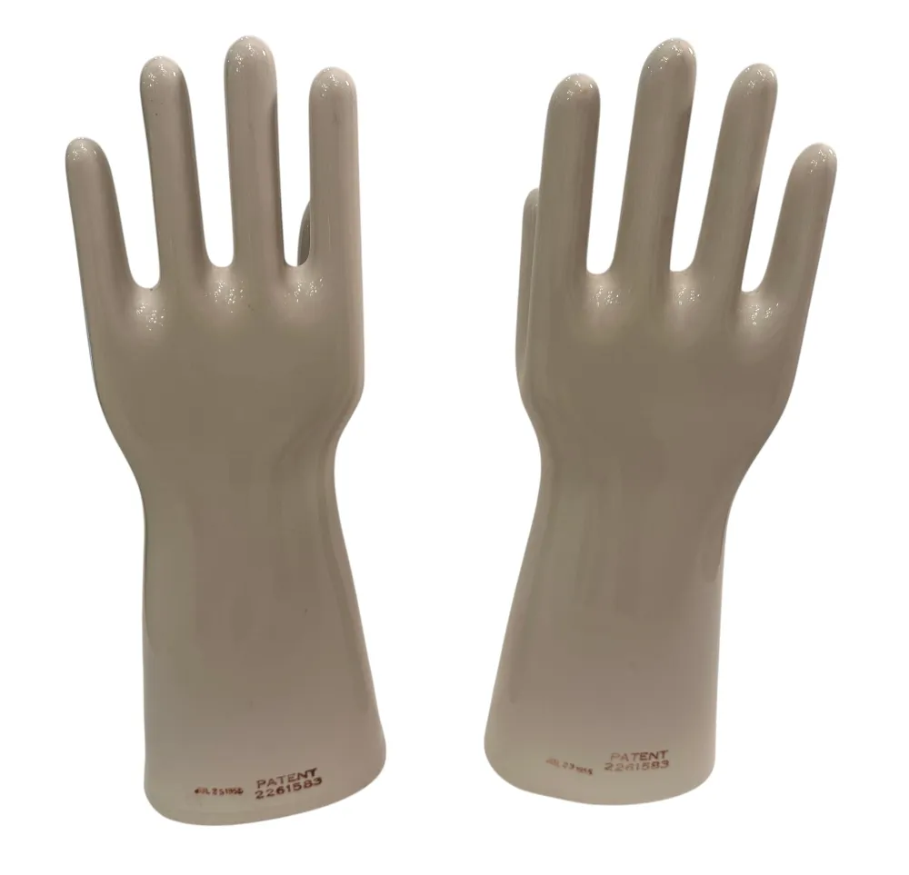 due mani di ceramica antiche di colore chiaro