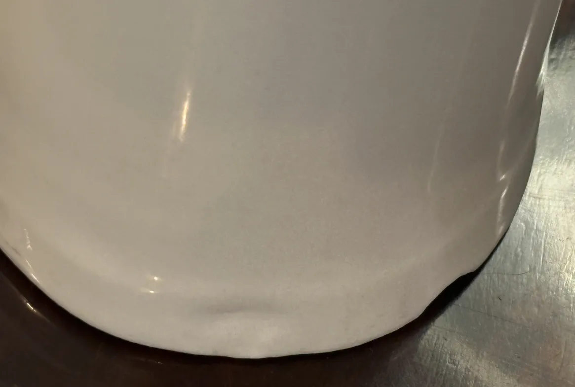 明るい色の古い陶器の手2つ