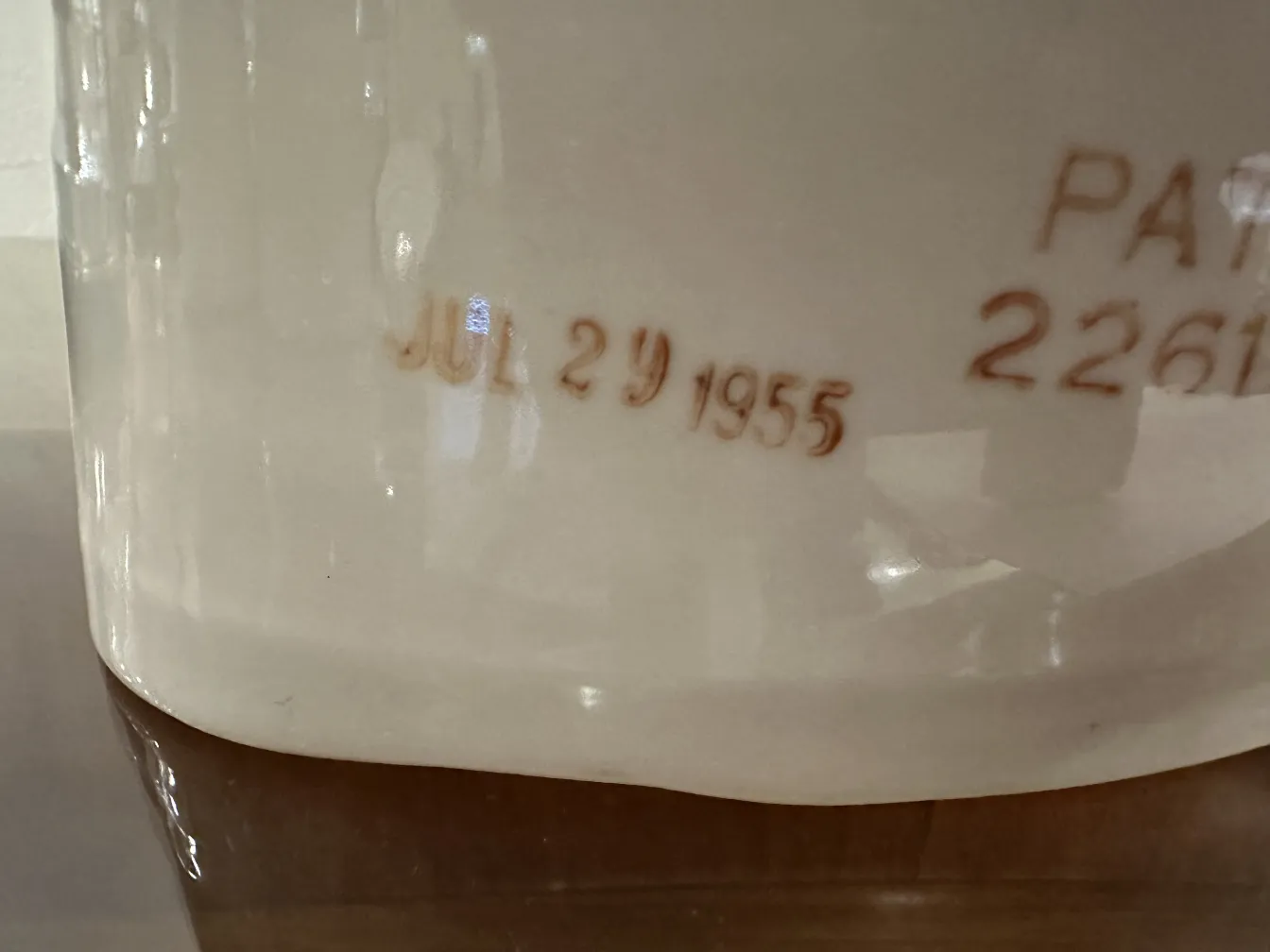 due mani di ceramica antiche di colore chiaro