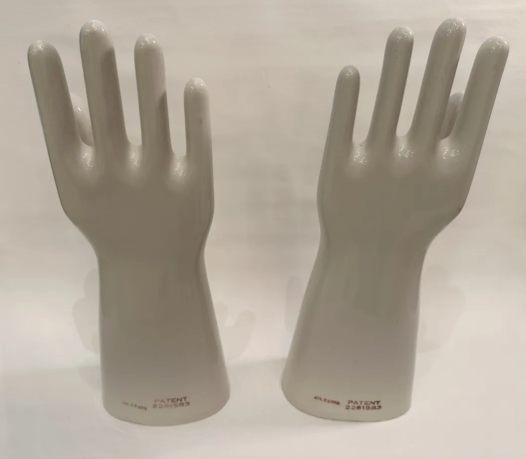 due mani di ceramica antiche di colore chiaro