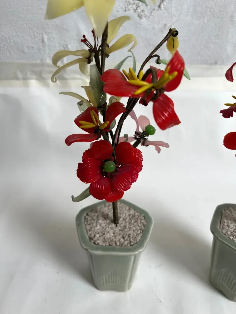 古い盆栽とプラスチックの花を飾る鉢