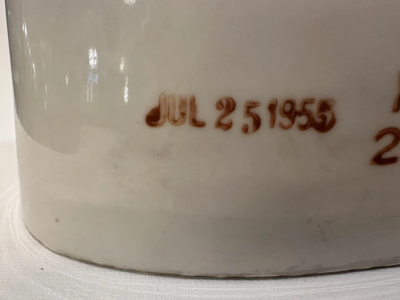 due mani di ceramica antiche di colore chiaro