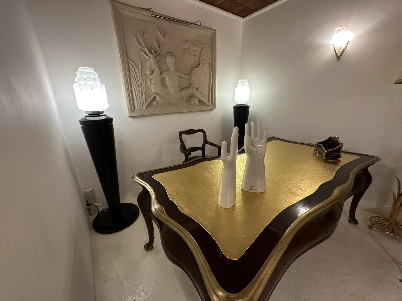 due mani di ceramica antiche di colore chiaro