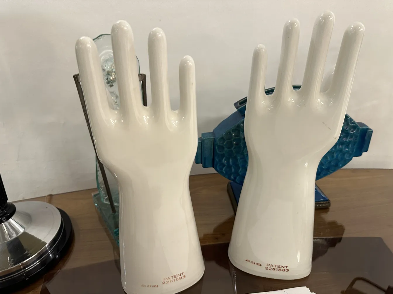 dos manos de cerámica antiguas en color claro