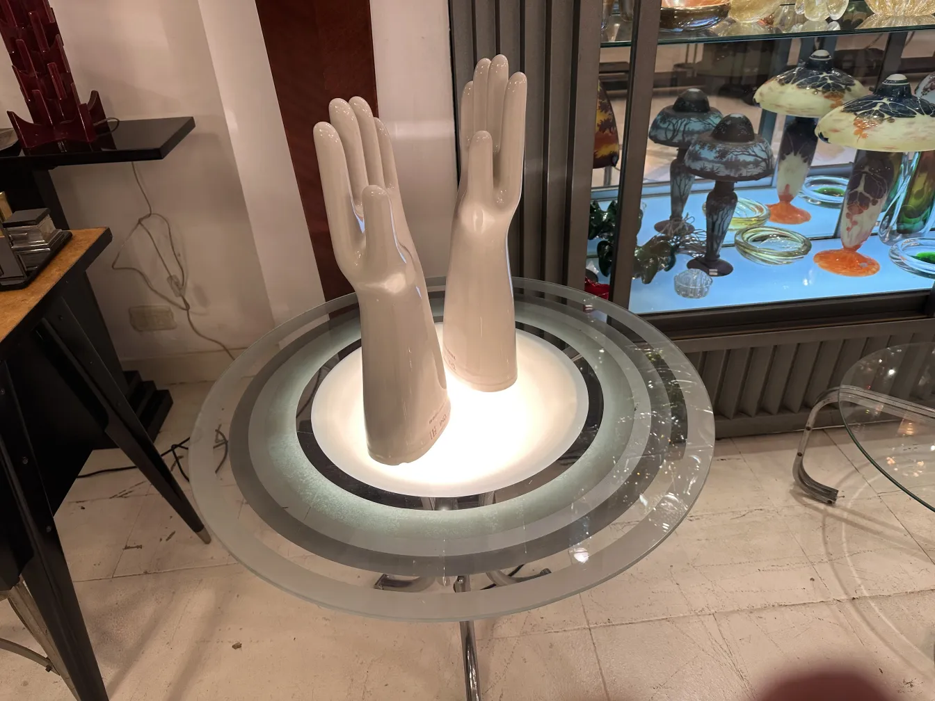 due mani di ceramica antiche di colore chiaro
