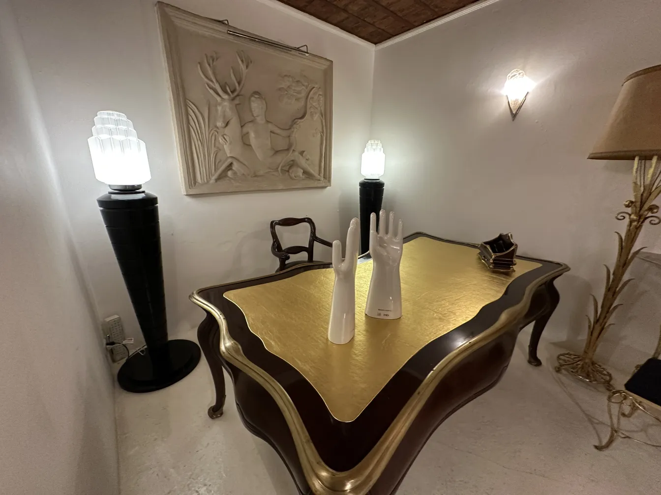 due mani di ceramica antiche di colore chiaro