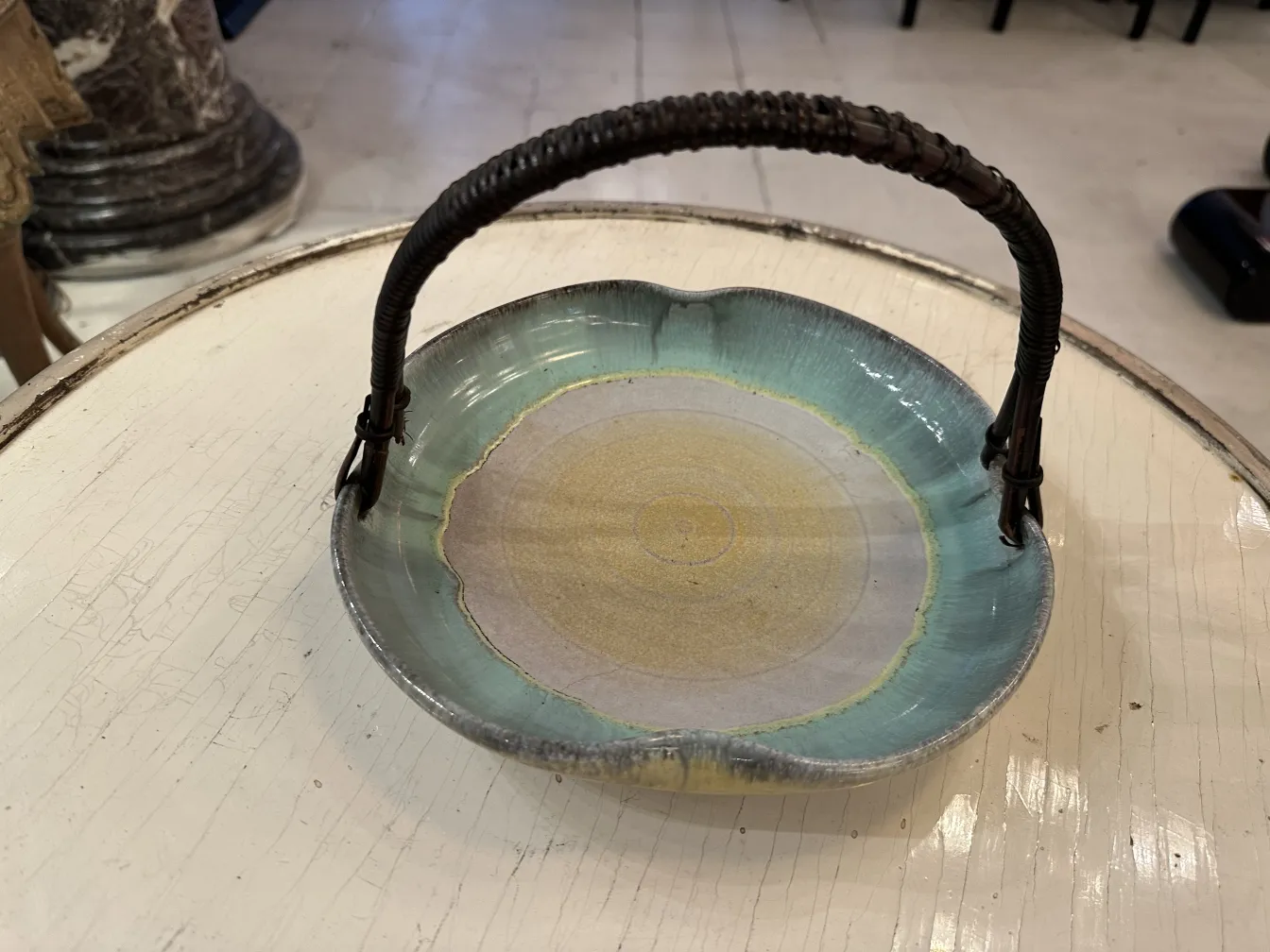 Antica ceramica blu e gialla con manico intrecciato, Karlsruhe.