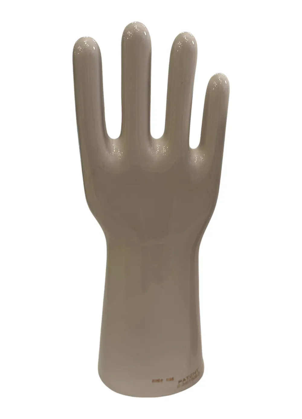Coppia di mani in ceramica, antiche e lucide, con dettagli nella forma in uno sfondo neutro.