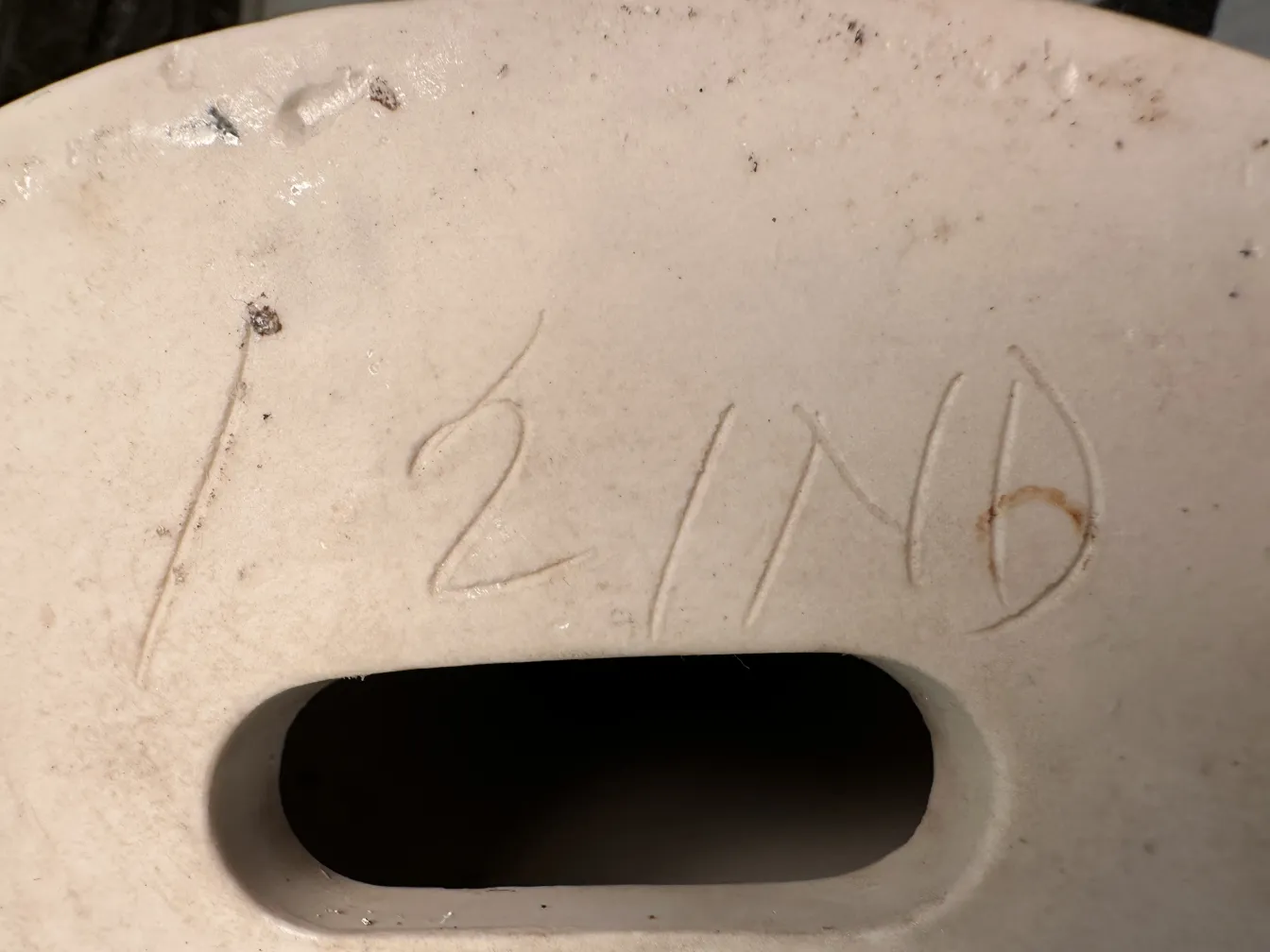 Paar antike Keramikhände, glänzend, mit detaillierter Form in neutralem Umfeld.