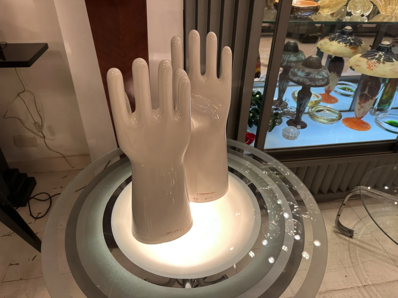 Paar antike Keramikhände, glänzend, mit detaillierter Form in neutralem Umfeld.