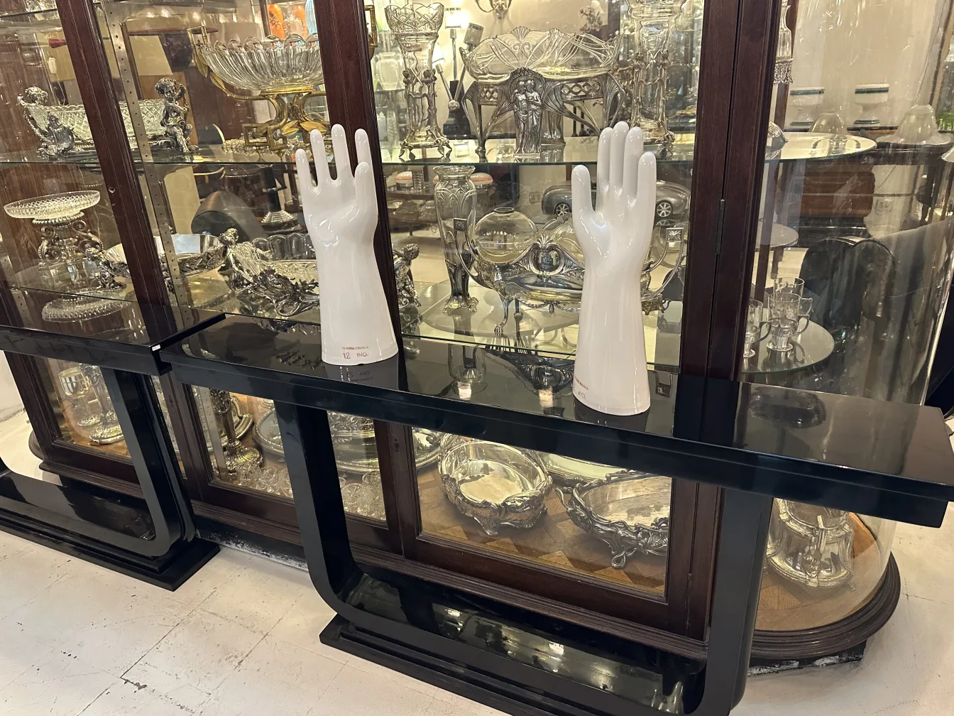 古い光沢のある陶器の手のペア、詳細な形を中立的な背景で見せています。