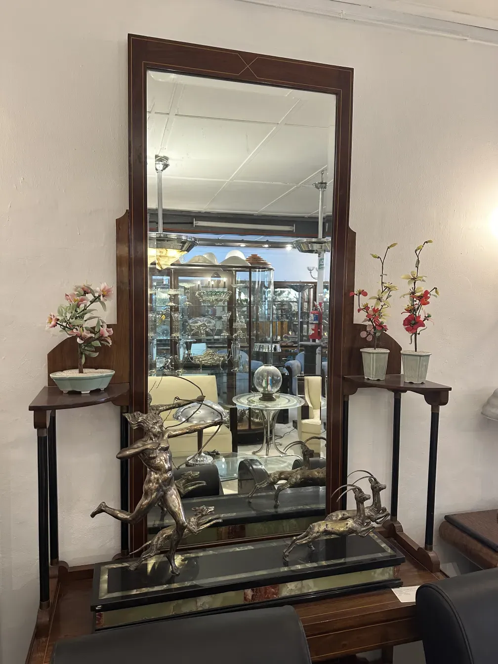 Antiker Bonsai in eleganter Umgebung mit dekorativen Blumen