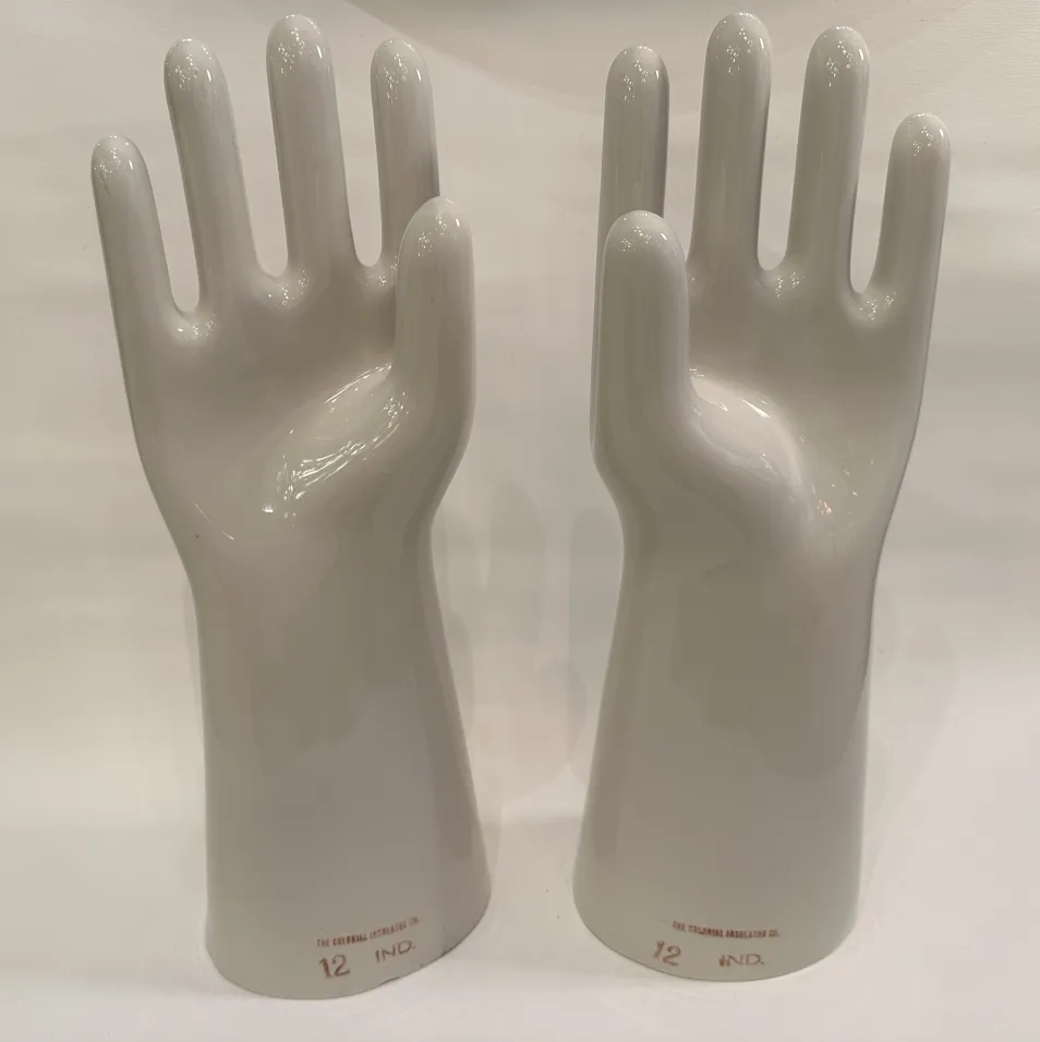 고풍스러운 광택이 나는 도자기 손, 중립적인 배경 속에서 형태의 세부 사항을 보여줍니다.