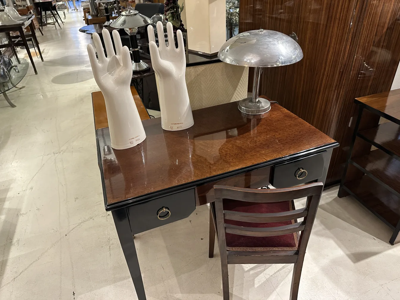 Par de manos de cerámica, antiguas y con brillo, mostrando detalles de la forma, ambiente neutro.