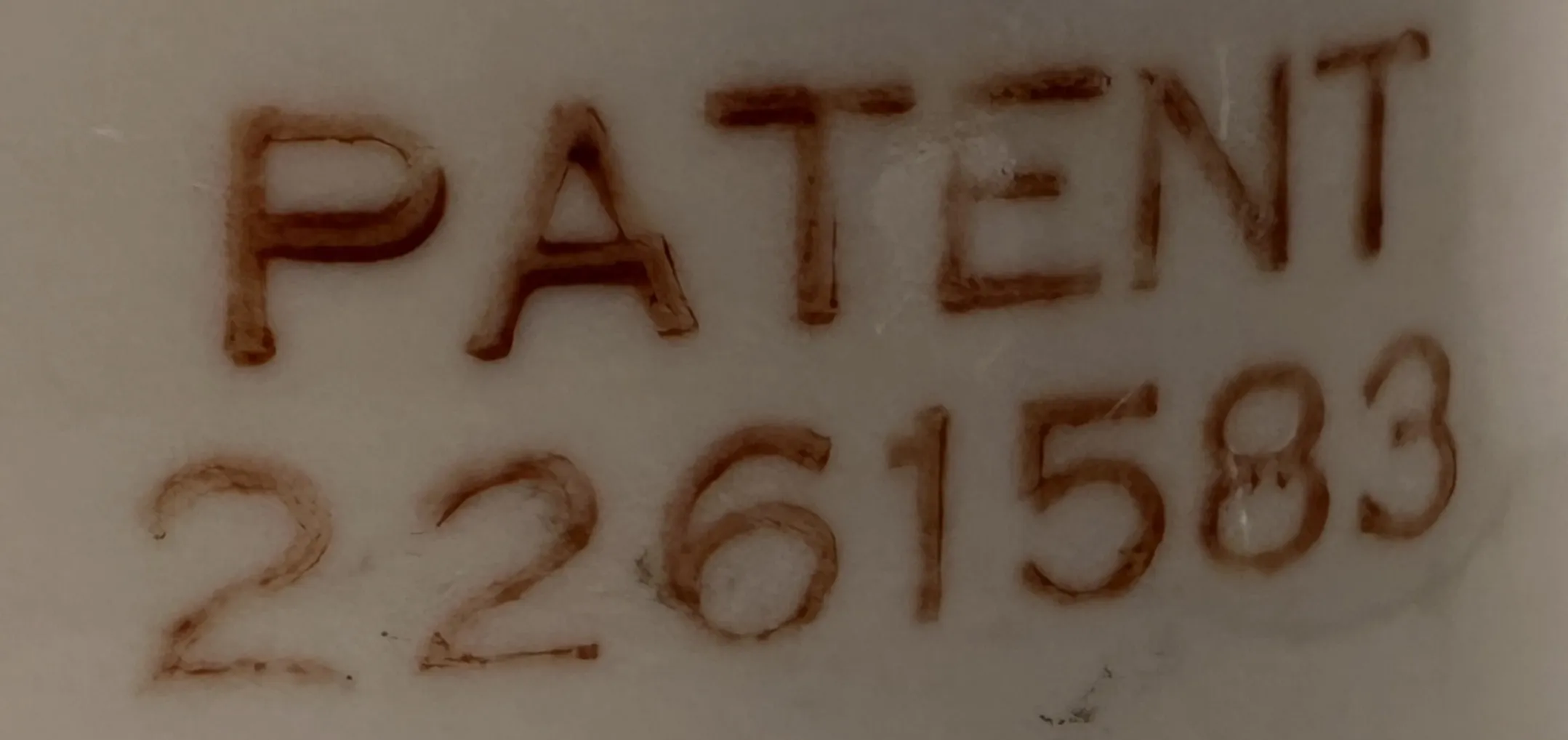 दुर्लभ 12 सिरेमिक हाथ, प्राचीन और चमकदार, साधारण पृष्ठभूमि में दिखाते हैं।