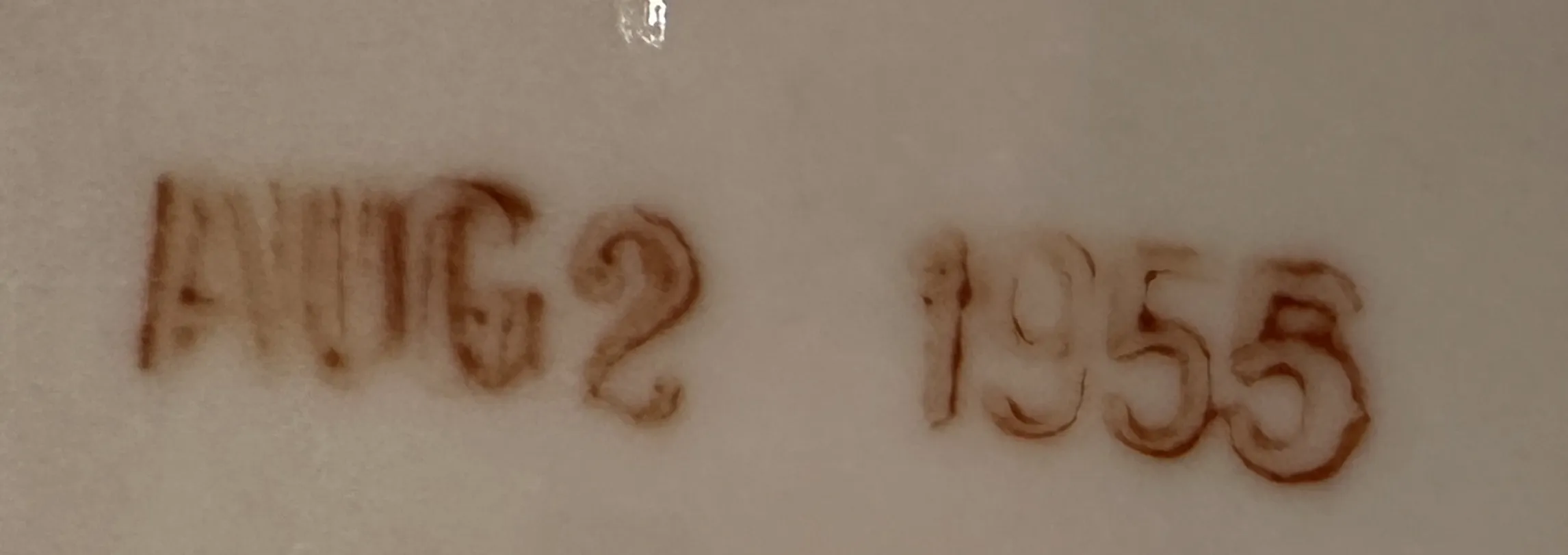 Paar antike Keramikhände, glänzend, mit detaillierter Form in neutralem Umfeld.