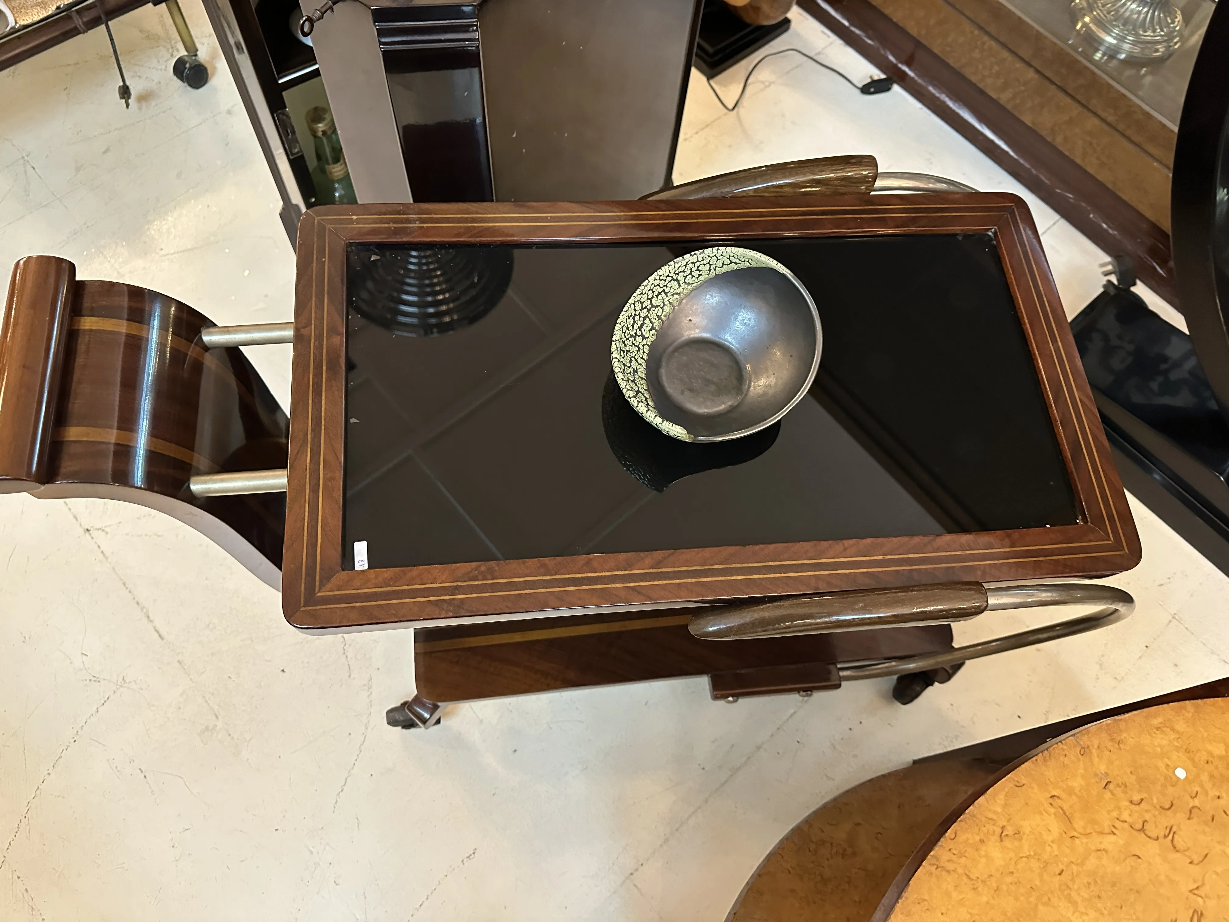 طاولة مع السيراميك القديم الزخرفي ووعاء صغير