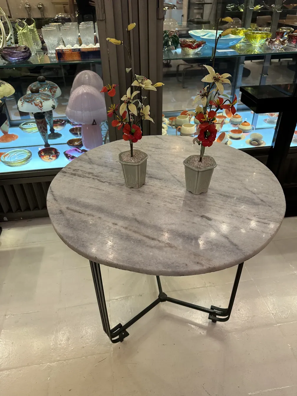 Bonsai antico decorativo in vaso con fiori colorati.