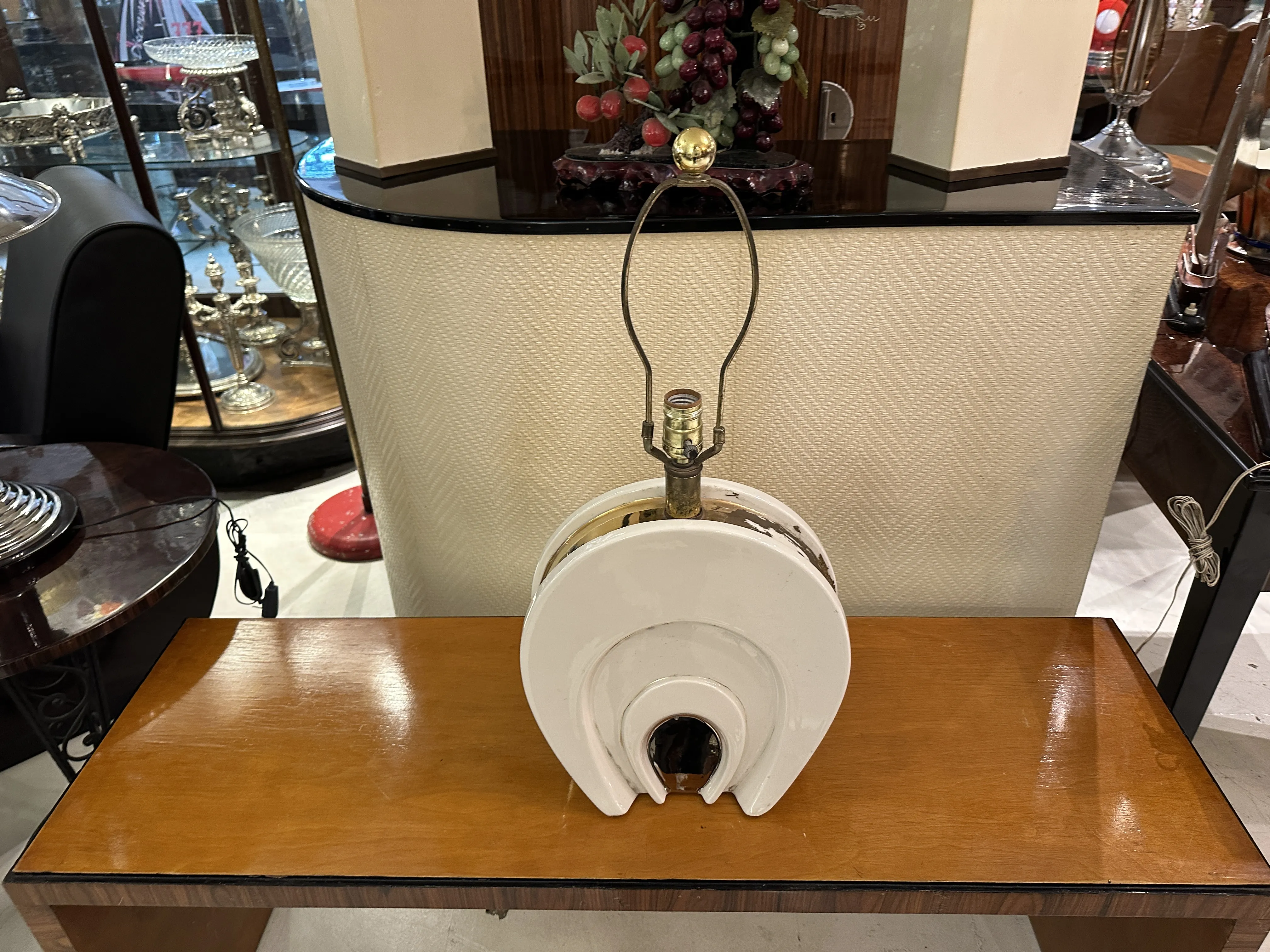 ユニークなデザインの古いテーブルランプがテーブルの上に