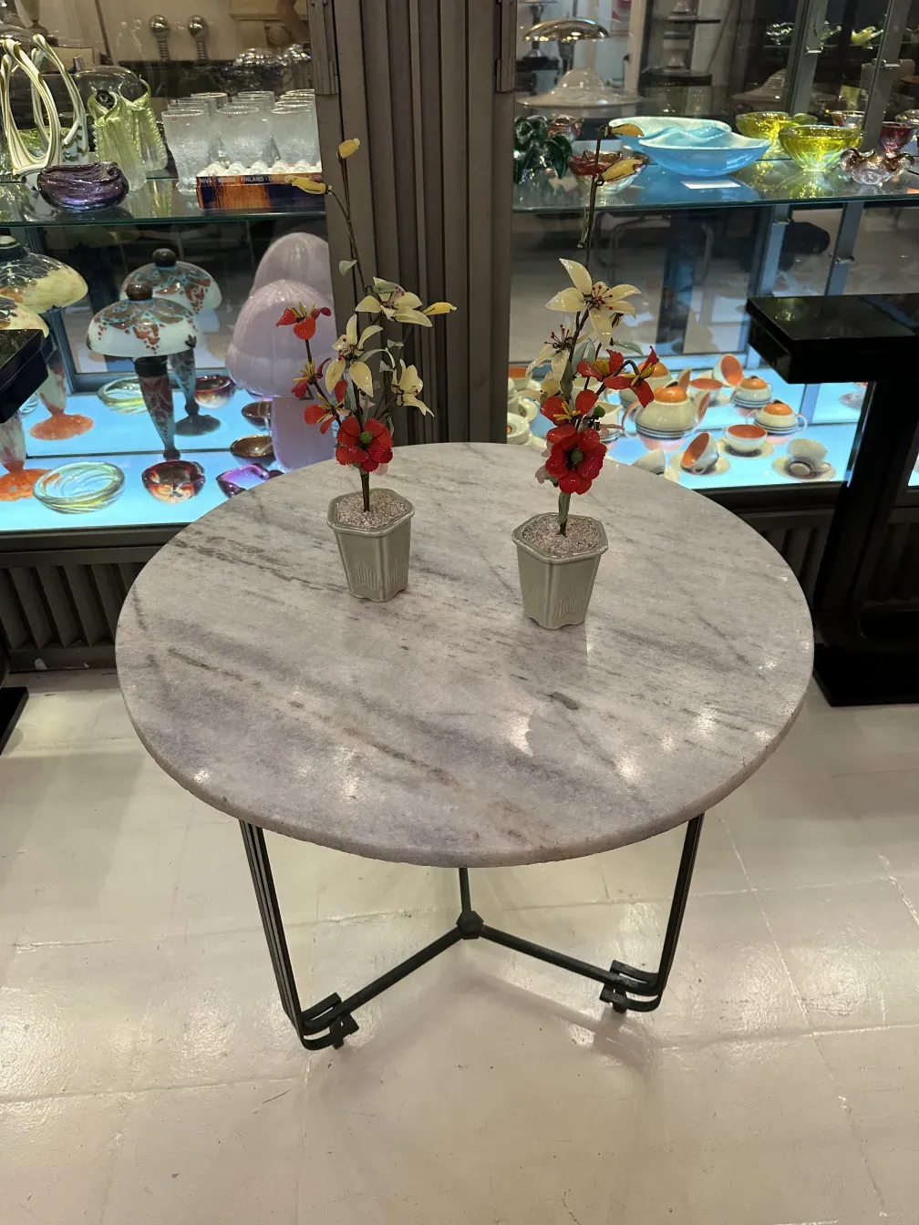 Antiker dekorativer Bonsai mit kleinen Blumentöpfen.