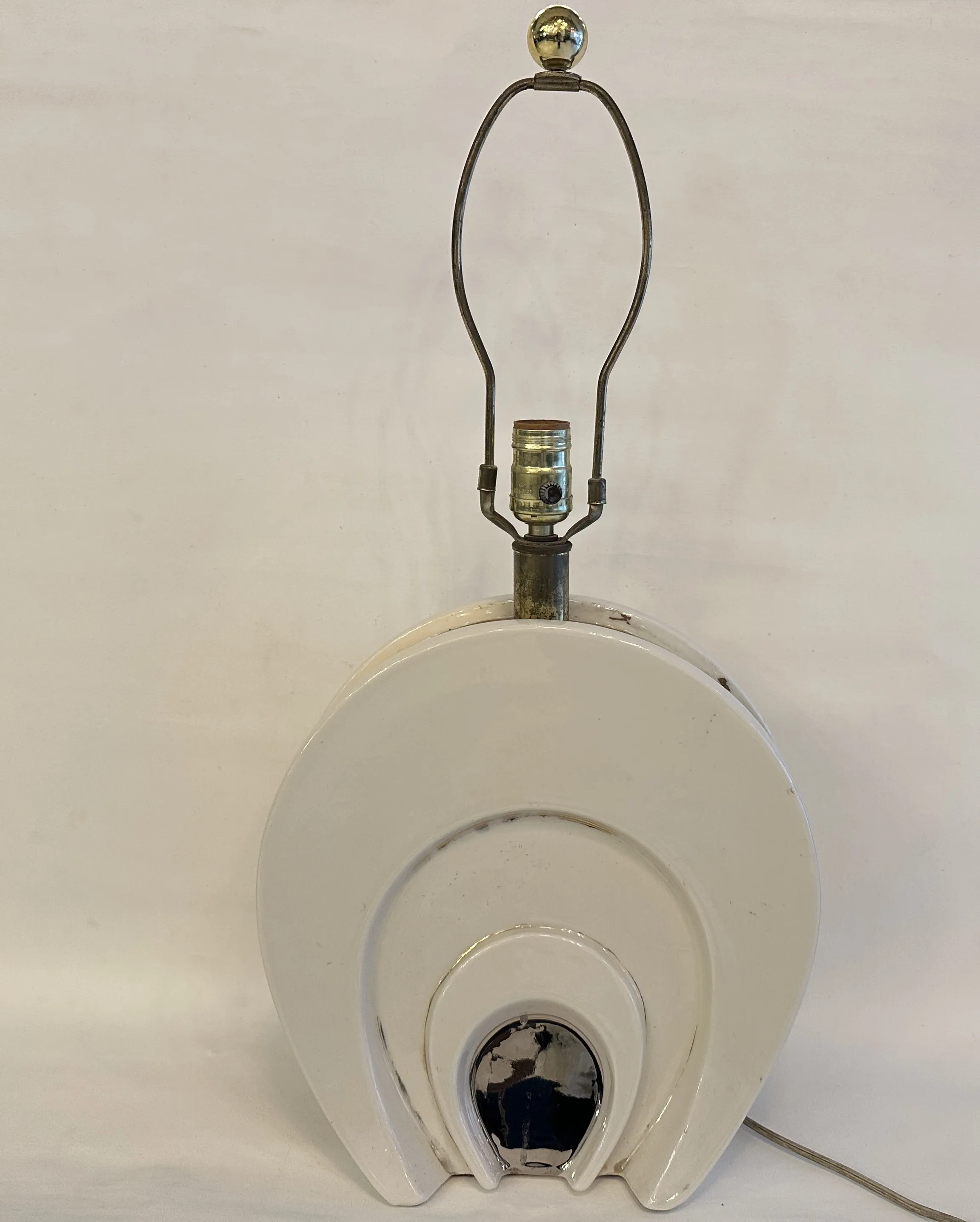 独特设计的古董台灯，背景干净