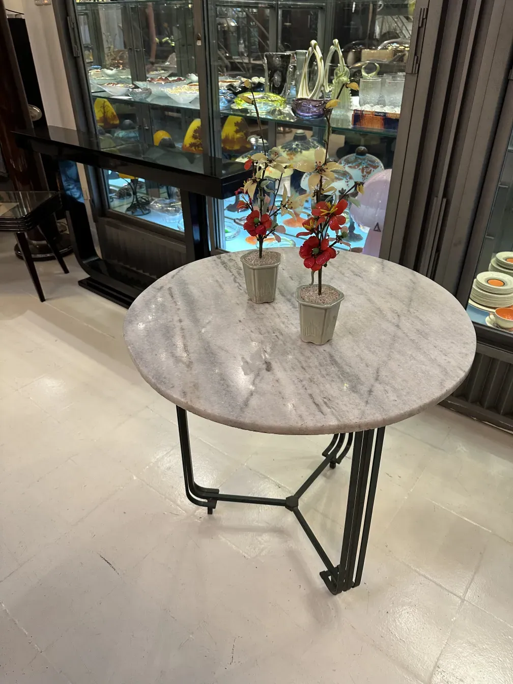 Bonsaï ancien dans une ambiance élégante avec des fleurs décoratives