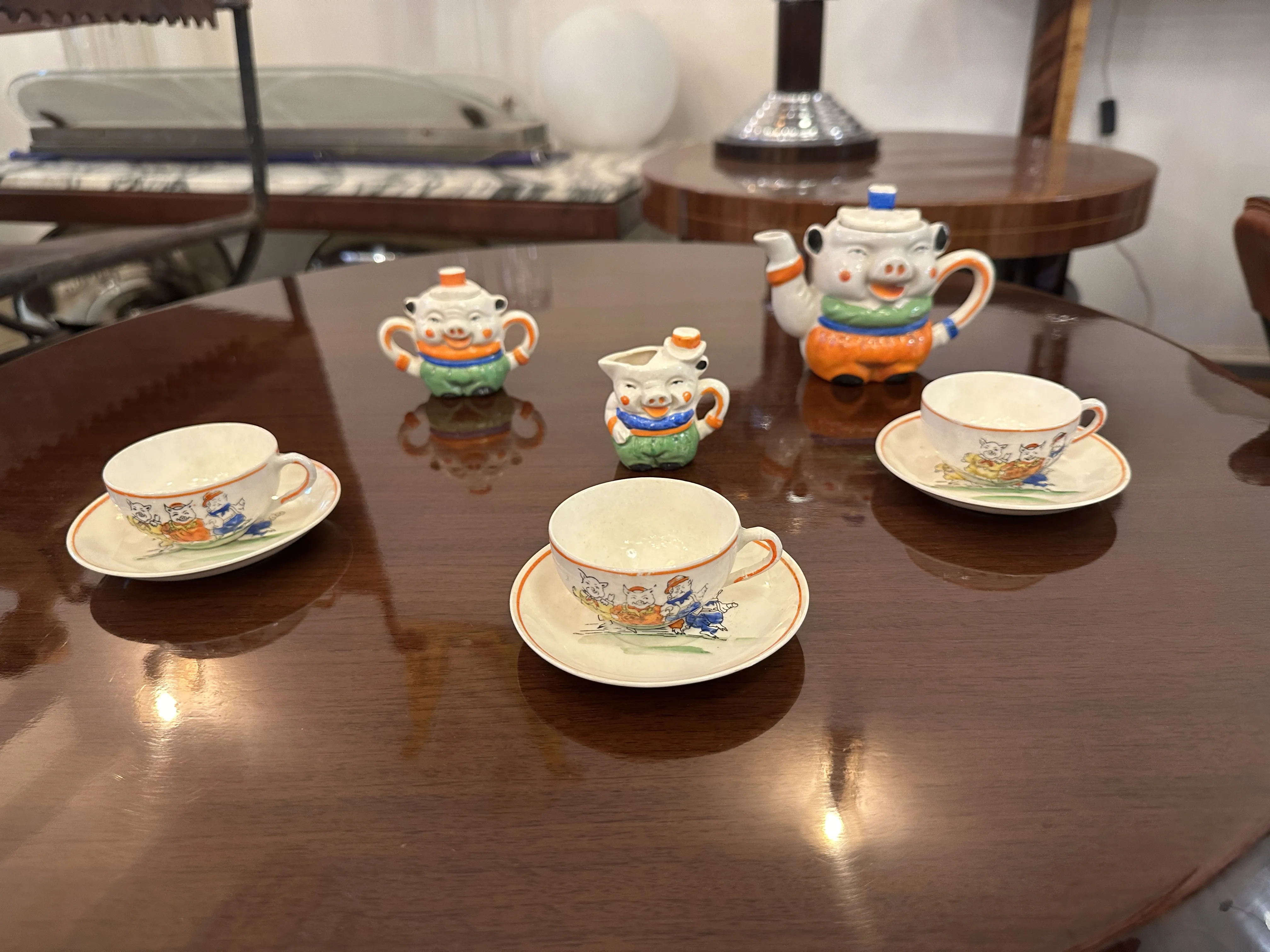 Antico servizio da tè giocattolo con tazze e teiera decorata