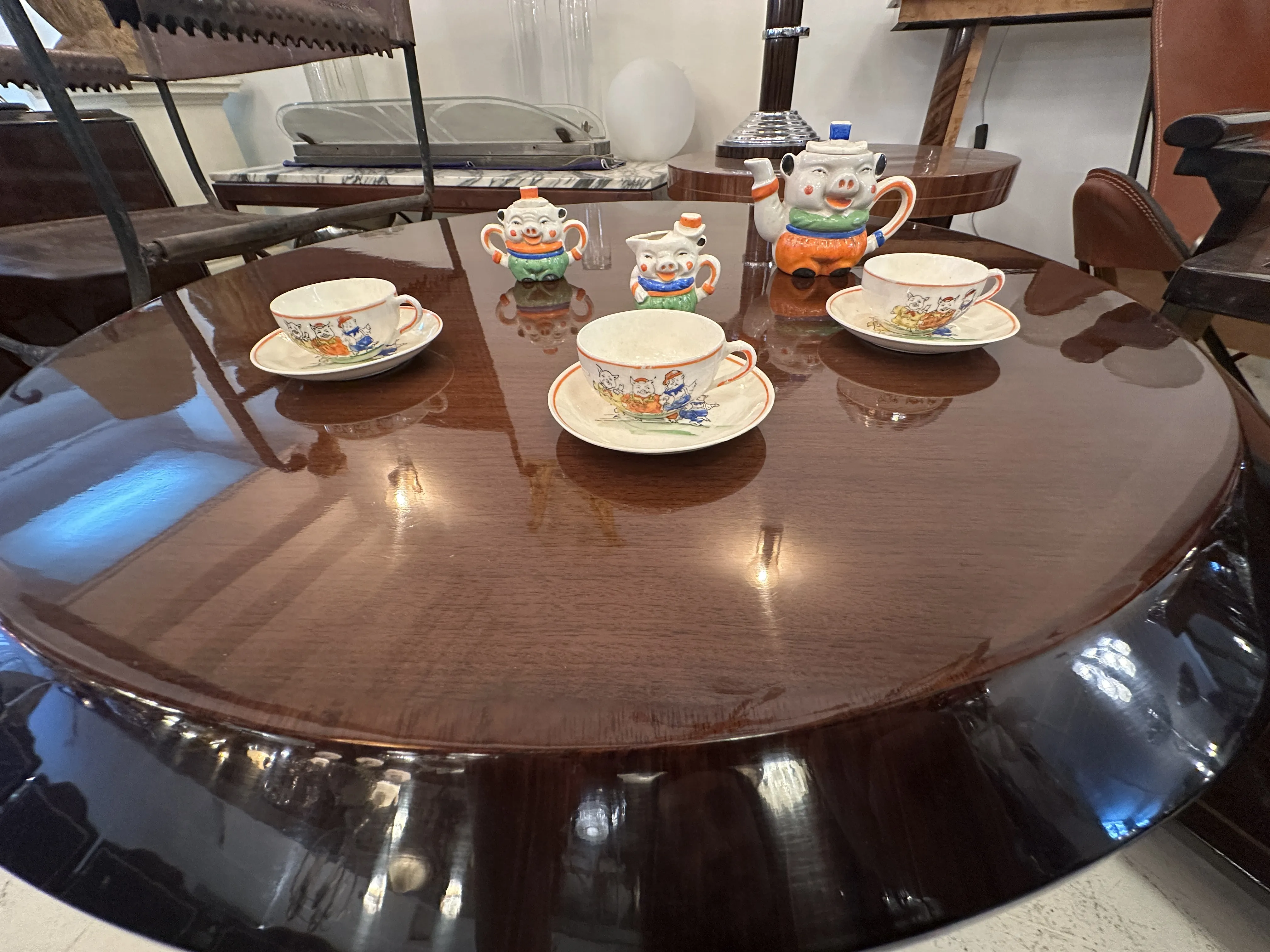 Антикварный игрушечный чайный сервиз с росписными чашками и цветным чайником.