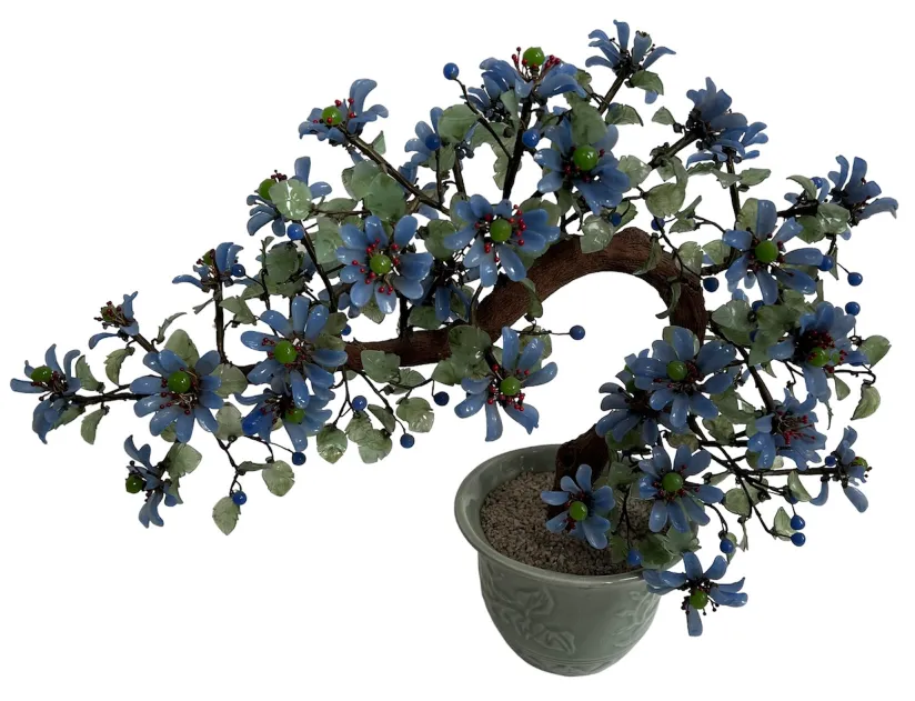 Antiker Bonsai mit blauen Blumen und grünen Blättern