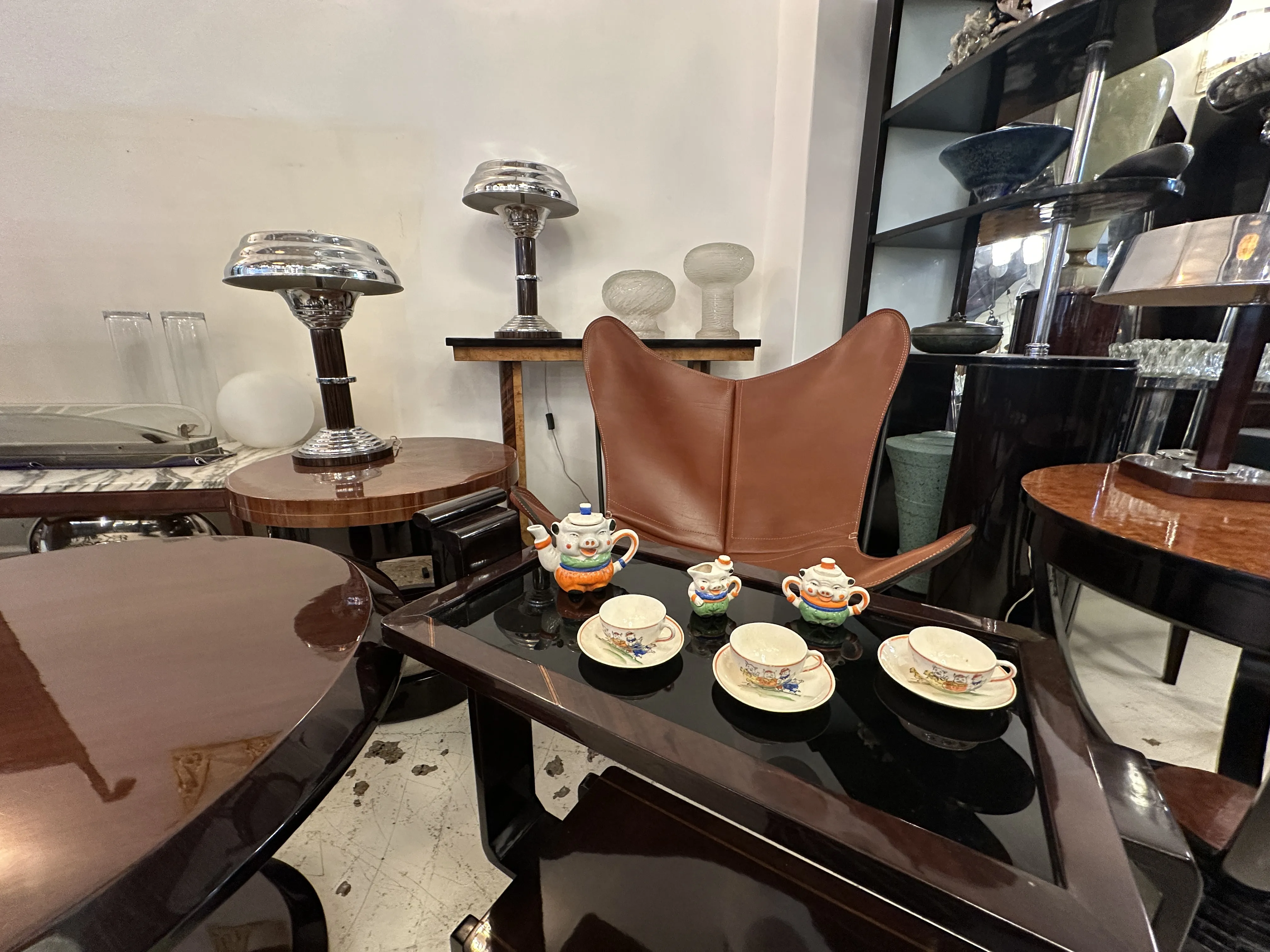 古いおもちゃのティーセットが色鮮やかに展示されているアンティークな環境