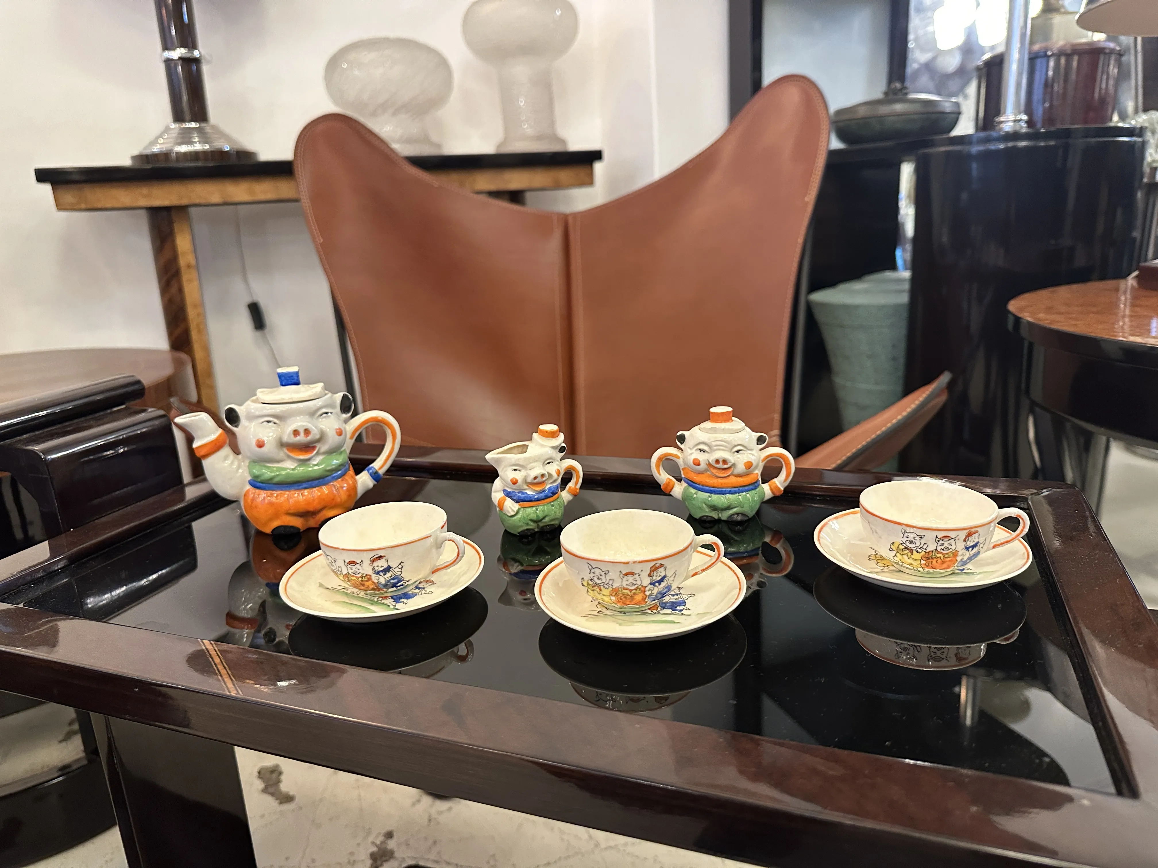 juego de té para niños con un diseño divertido y colorido, incluye tetera y tazas en un ambiente elegante