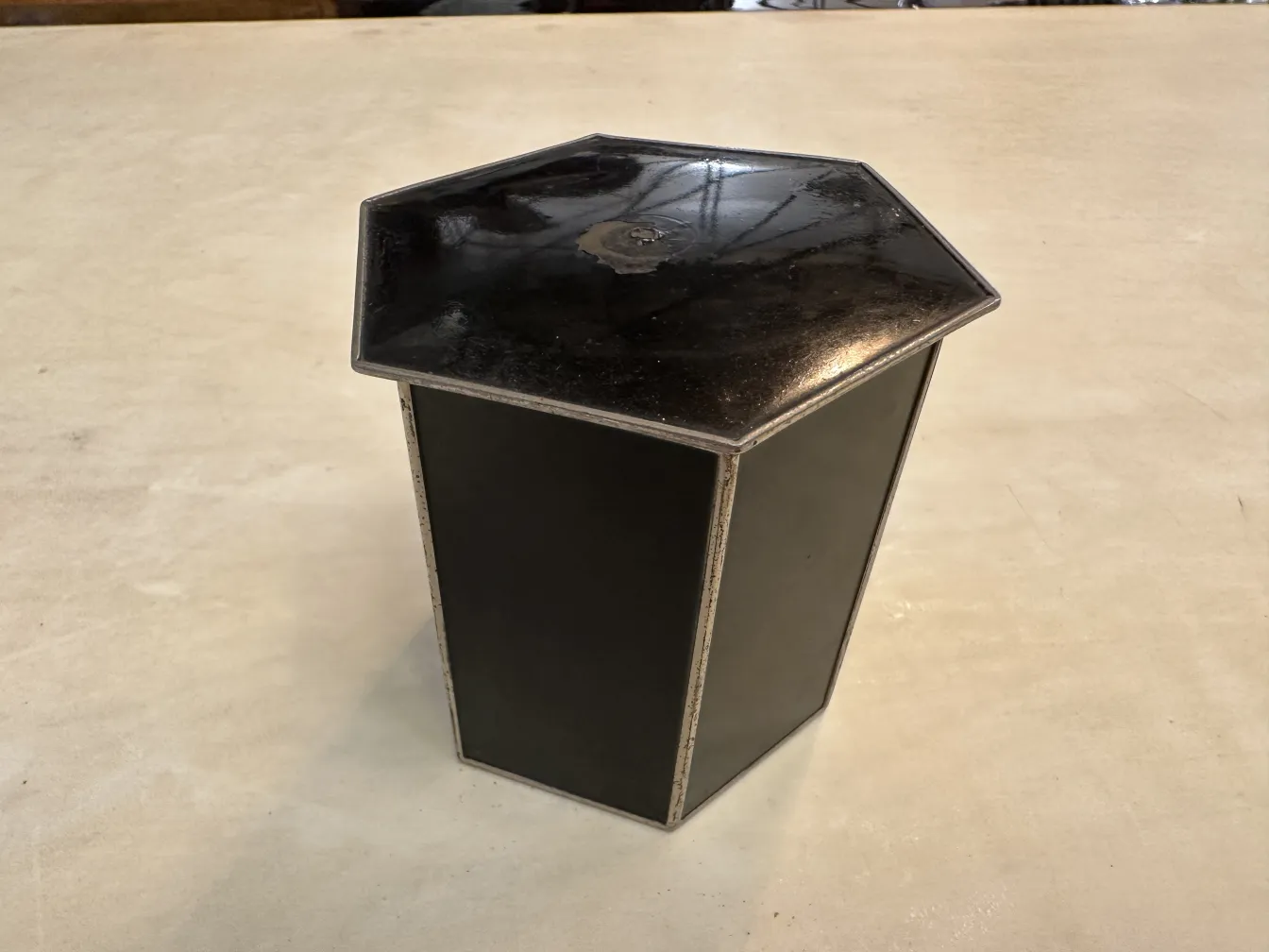 caixa hexagonal antiga com detalhes decorativos