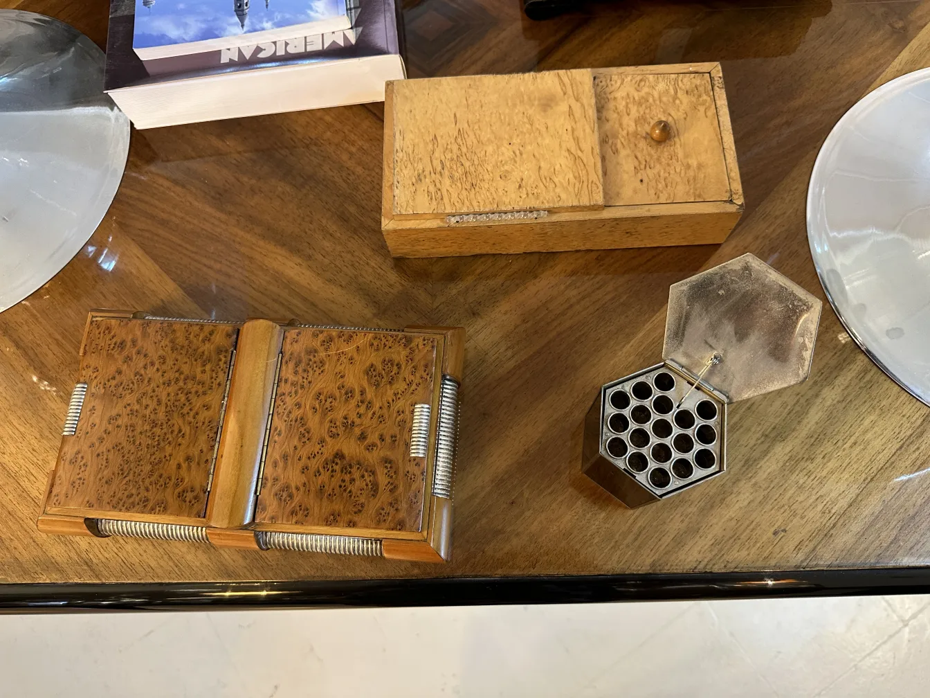boîte ancienne avec détails décoratifs sur le couvercle, cadre élégant