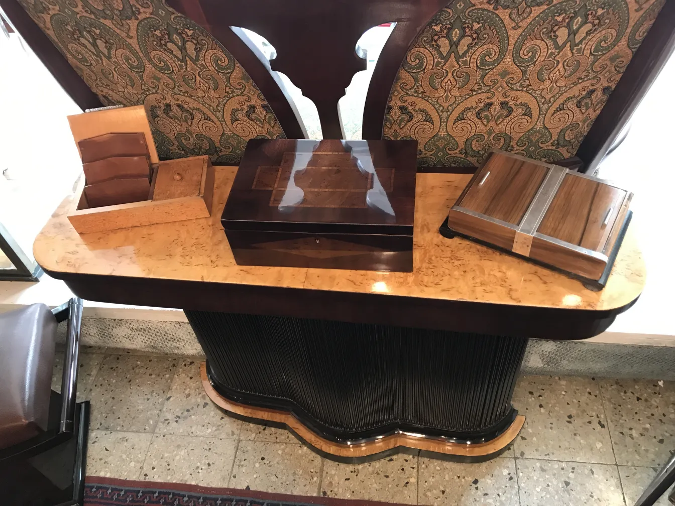 Caixa antiga de madeira em uma mesa, com detalhes decorativos
