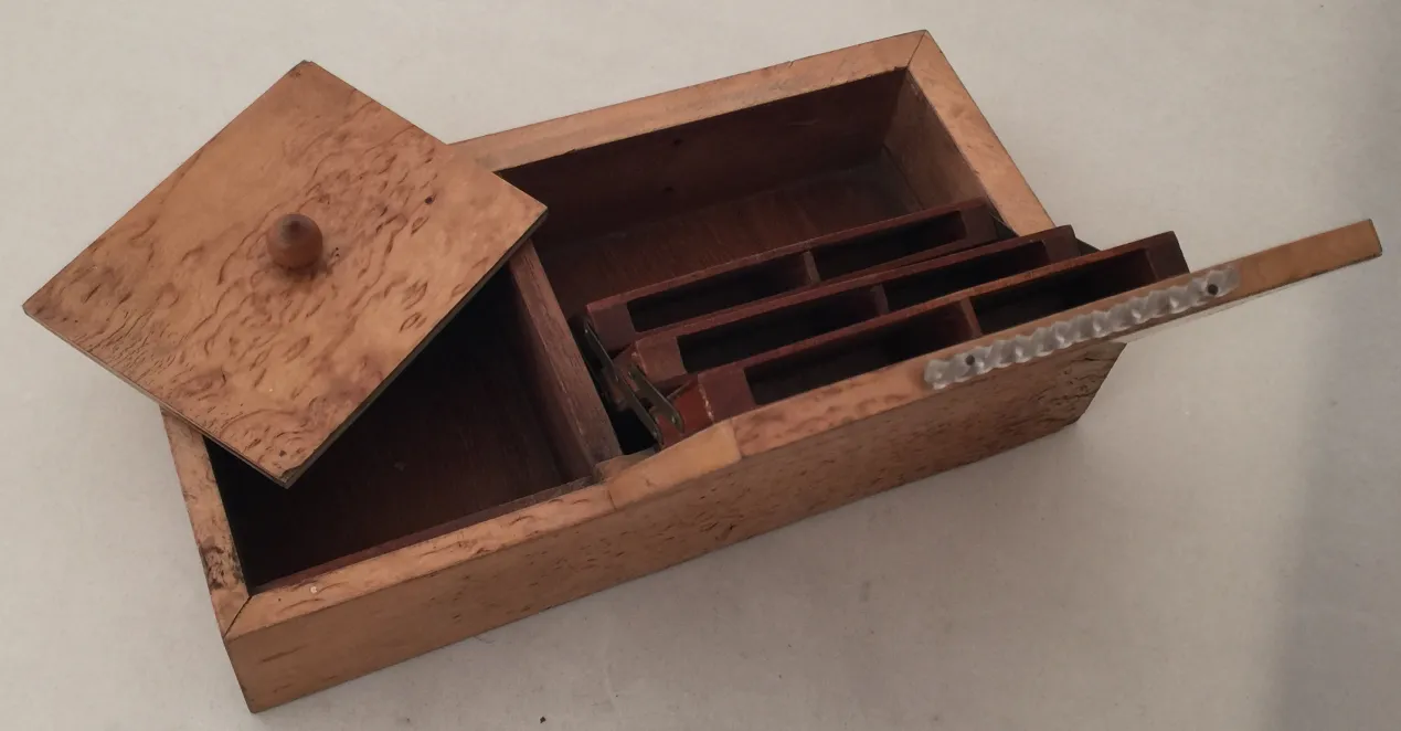Antike Holzkiste mit Deckel und Innenfächern, perfekt zum Lagern.
